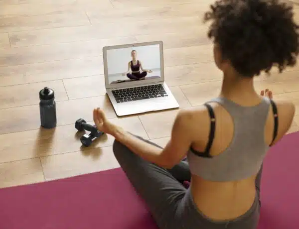 Pratiquez le yoga en ligne : Cours adaptés pour tous les niveaux depuis chez vous