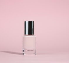 Le vernis semi-permanent : beauté durable à portée de main